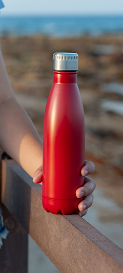Une bouteille ou gourde rouge pour la course à pied pour plus de visibilité.